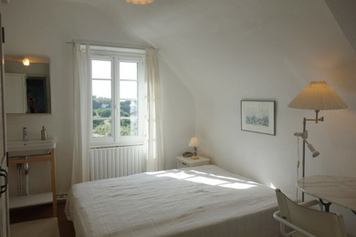 Weißes Zimmer, Licht der Bretagne und Blick auf's Meer.