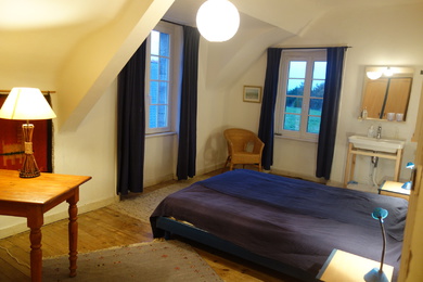 Auch vom blauen Zimmer sieht man das Meer der Bretagne.