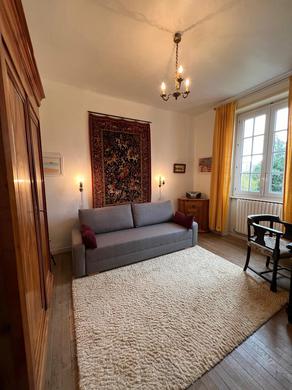 Auch in der Biblithek steht ein Sofa, das man zu einem Doppelbett ausziehen kann.