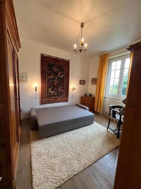 Das Sofa zum Doppelbett ausgezogen.