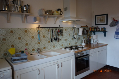 Spüle, Gasherd und Arbetsfläche in der Küche.