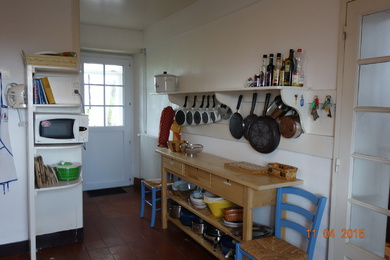 Die Küche ist reichhaltig ausgestattet.