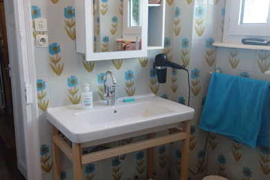 Im Badezimmer befindet sich ein großes Waschbecken.