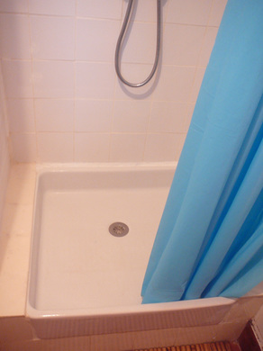 Eine separate Dusche befindet sich im Erdgeschoss.